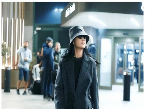 贾玲出发米兰时装周！脸肥肩宽目测复胖130斤，皮肤白嫩颜值回春