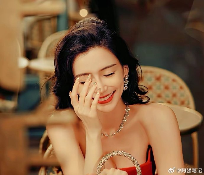 Angelababy带儿子小海绵与朋友聚餐的具体情况是怎样的？