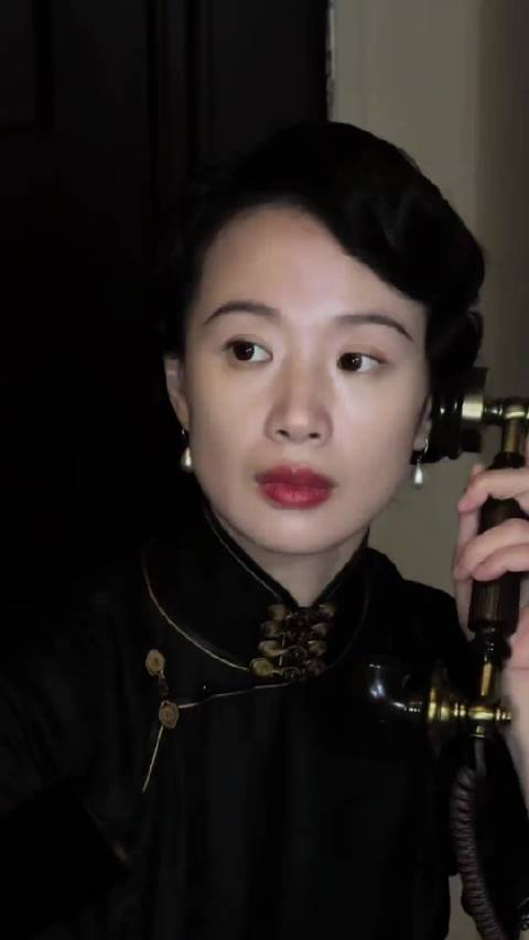 演员李梦天津打卡盘头大姨