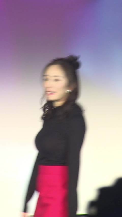 杨幂胸口鼓鼓的