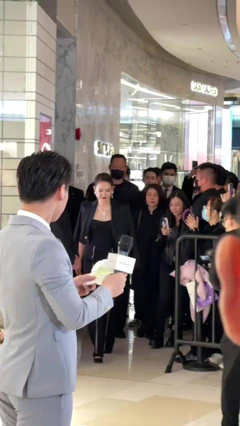 戚薇陷医美争议，颜值变化引热议