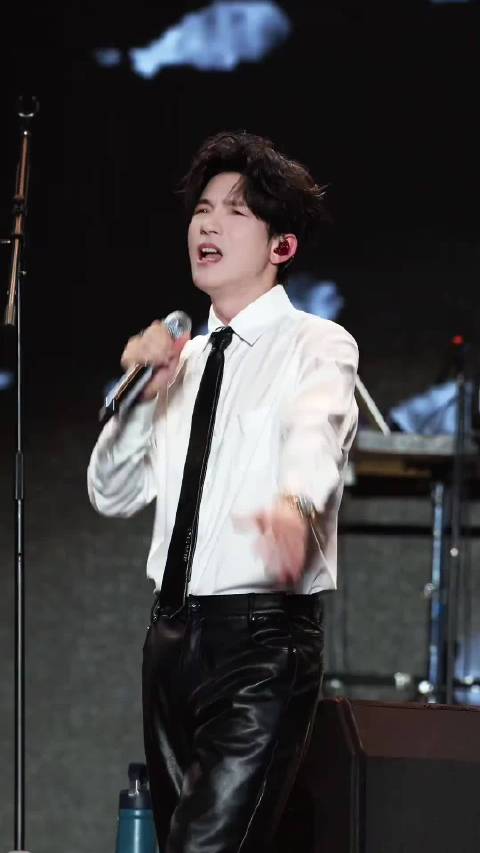 东方卫视春晚陈楚生萧敬腾胡彦斌胡海泉同台献唱