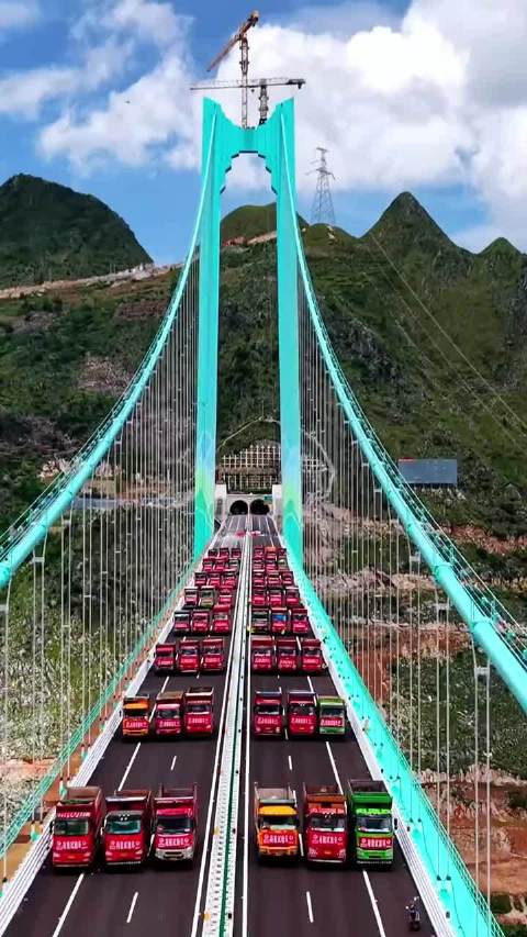 近百辆卡车全停在这个桥上，是出什么事故了吗？