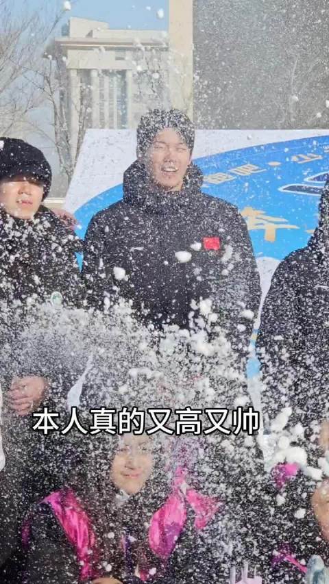 出镜记者的出差vlog之采访汪顺版 有一只小猪又笨又萌 cr.低糖麻薯