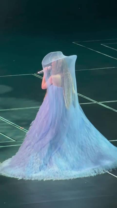 杨丞琳这踢裙摆的样子有点俏皮