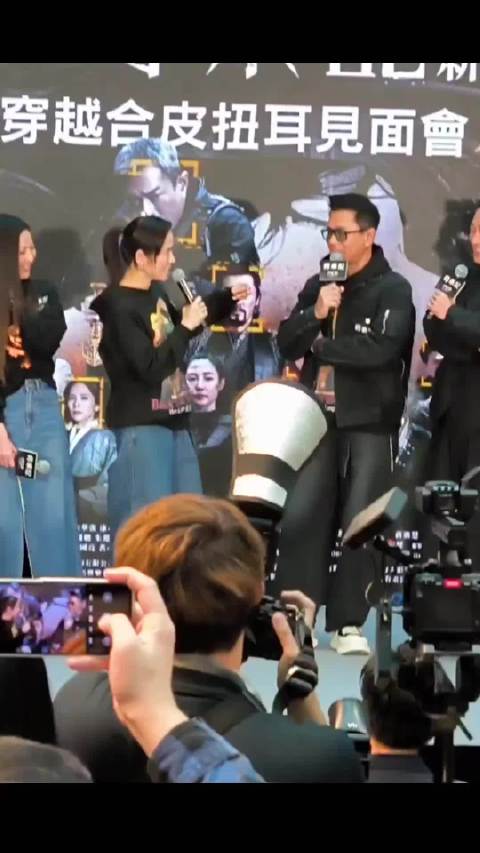 宣萱 同台亮相活动，古校长也只有在宣萱面前笑的这么开心！