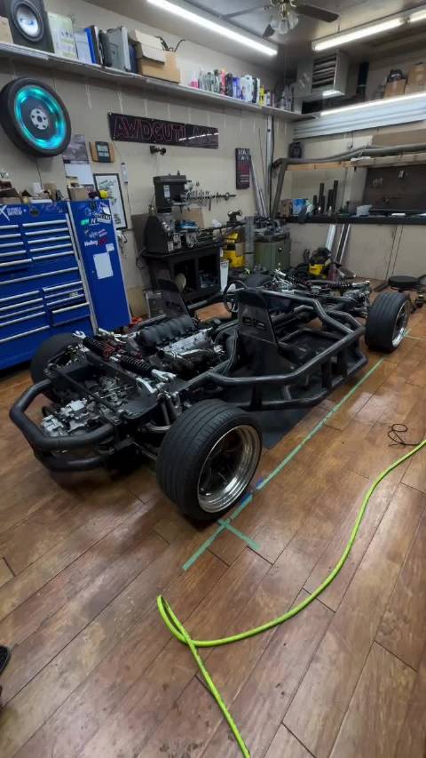 碳纤维管架手工组装的中置引擎跑车，无法想象这重心有多低