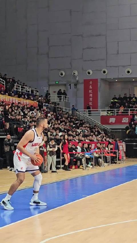 郭艾伦中场压哨三分，青岛男篮半场落后广州