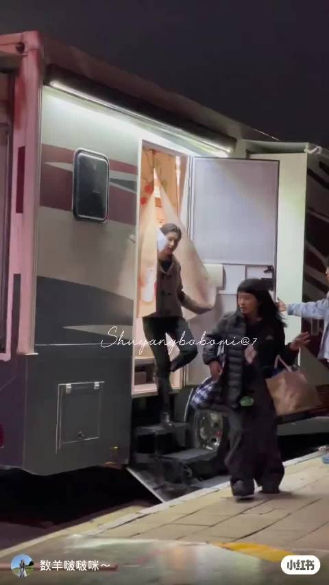 张婧仪穿长靴秀曼妙身材，紧身裤凸显大长腿