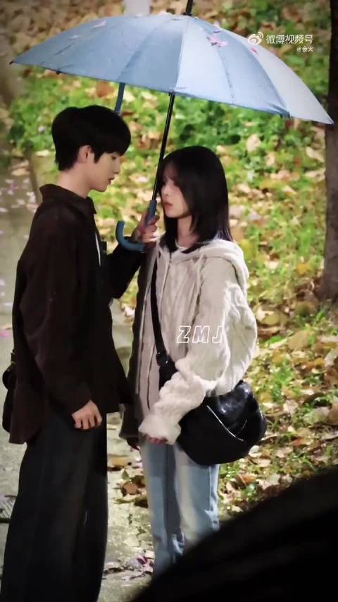 杨超越、董思成《今天是太阳雨》雨中打伞路透