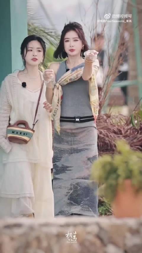 管家努力制作爆米花中 姐姐吃的开心 玩的开心