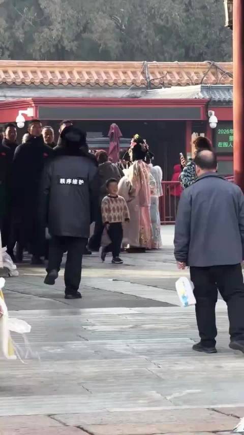 点赞！这就是中国军人，即便穿着便衣，依旧气场全开！网友：满满的安全感