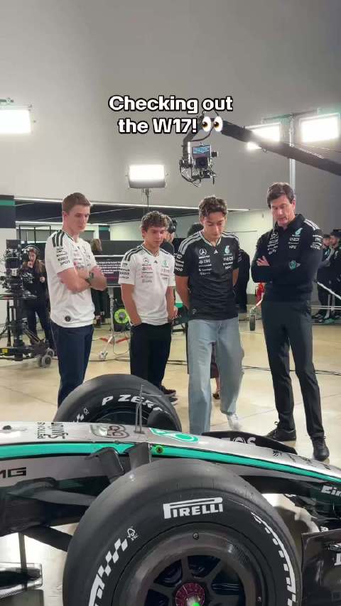 梅赛德斯发布W17赛车，乔治拉塞尔展示新车型