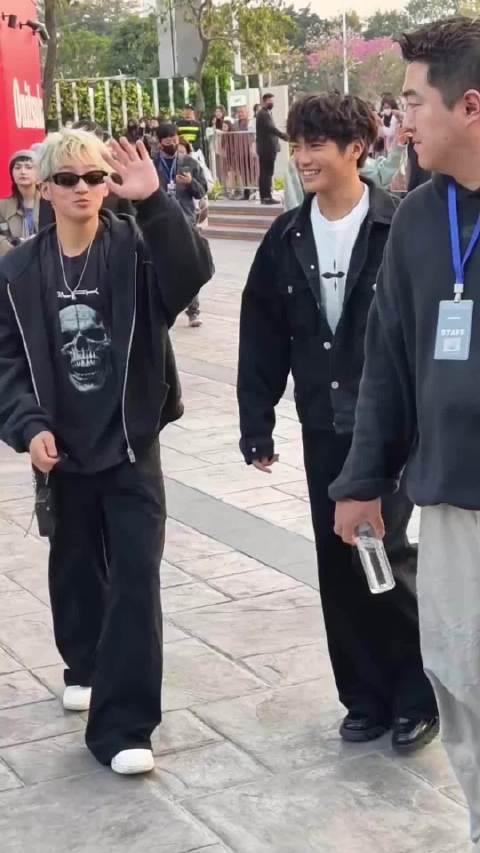 曹格儿子Joe和邹市明儿子轩轩一起出席时尚活动