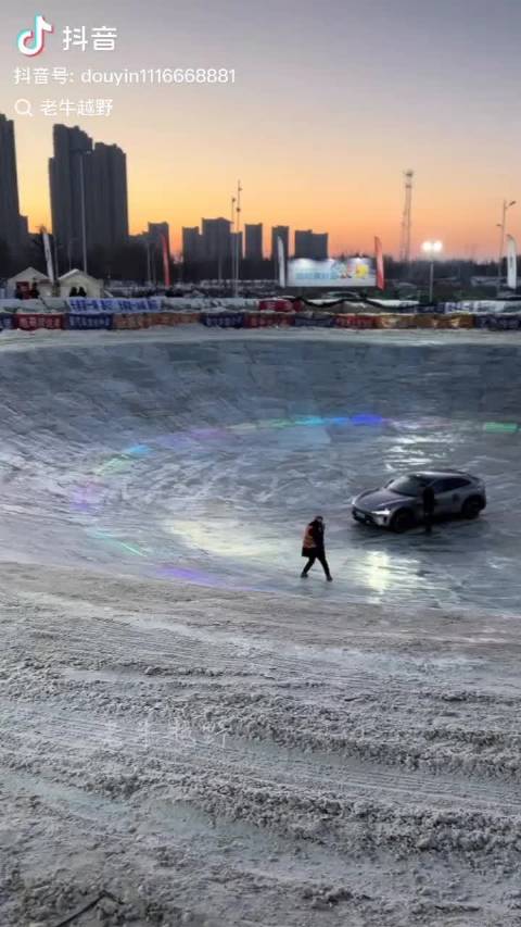 小米YU7高性能SUV轻松征服冰锅挑战