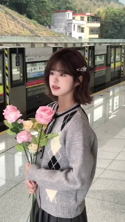 日系女孩早春穿搭甜酷交织亮相地铁站