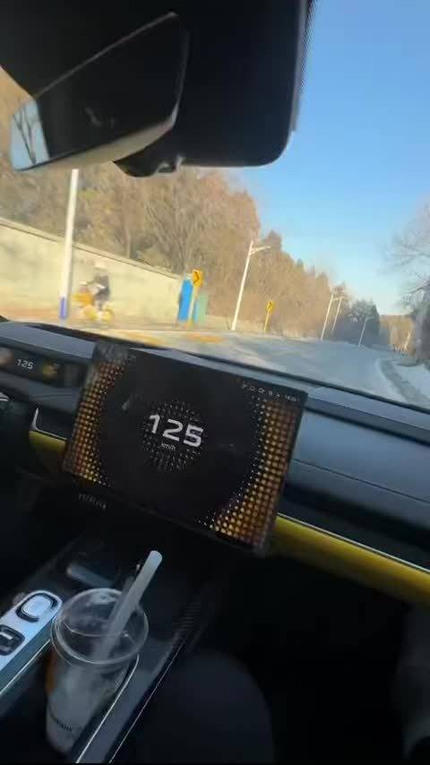 小米SU7 Ultra山路超速失控，紧急救援系统快速响应