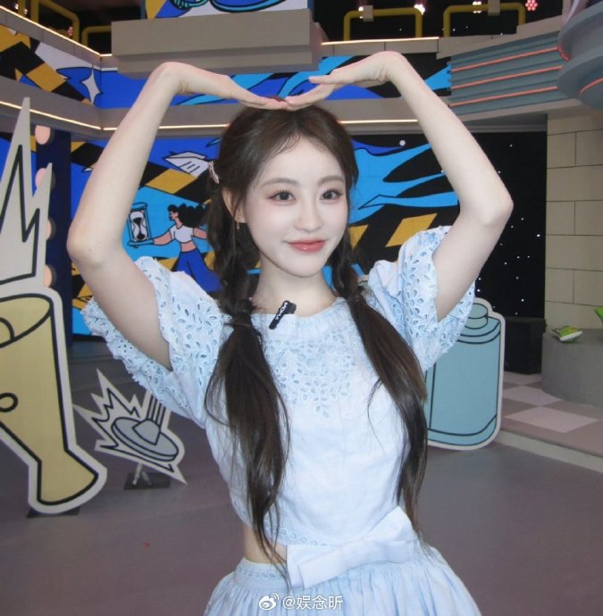 祝绪丹在舞台下是如何帮助《乘风2025》其他姐姐练习舞蹈的？