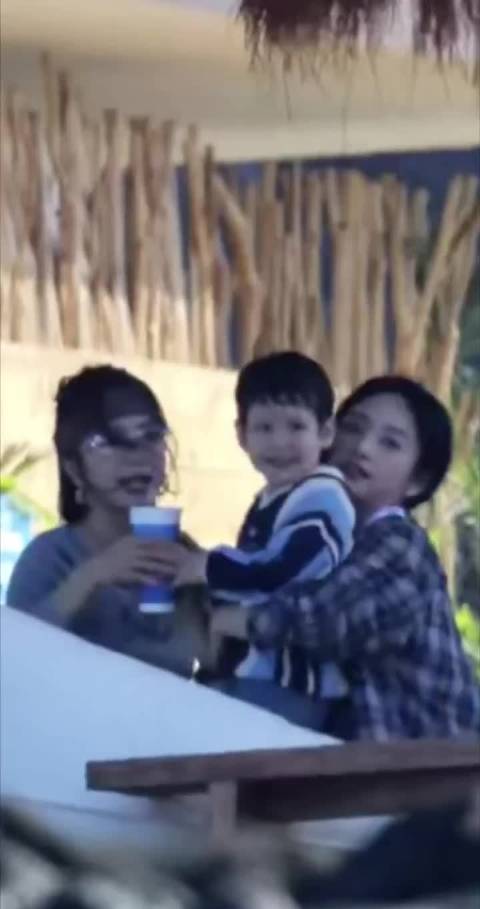 秦岚化身暖心姐姐喂小孩喝水