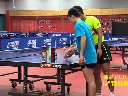 许昕以一记精妙发球完成逆袭，张继科当场献上掌声