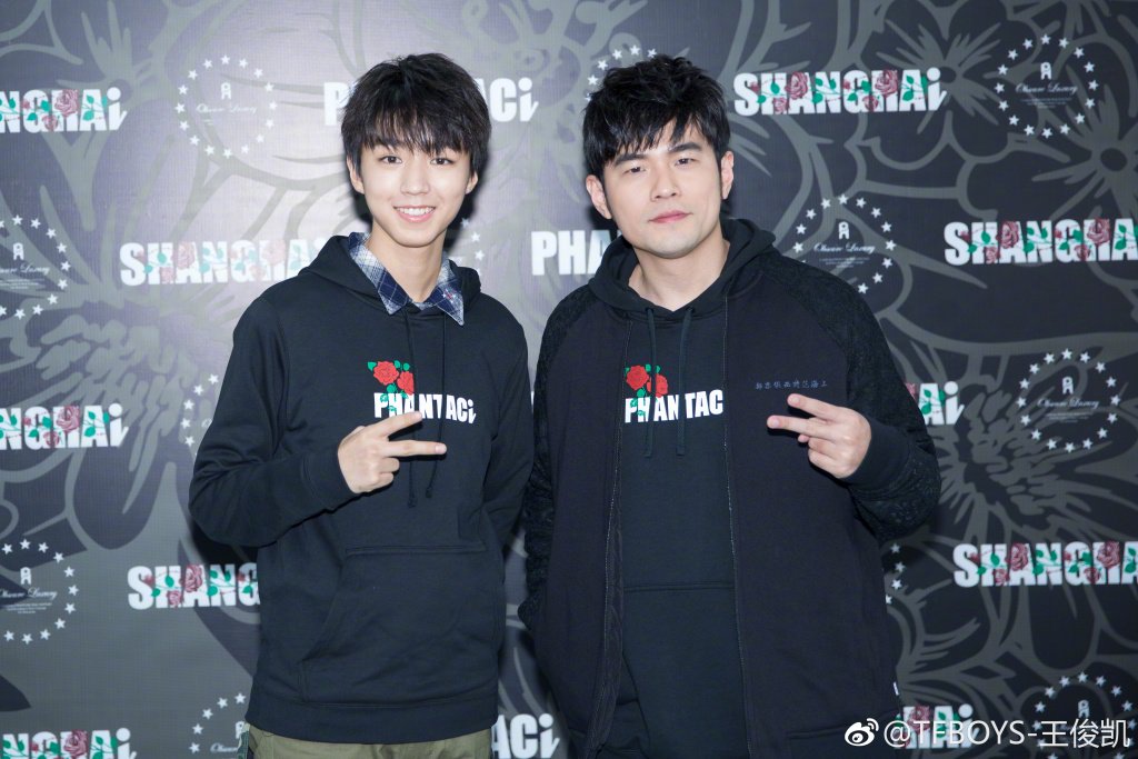 追星赢家，王俊凯晒与周杰伦合照穿同款衣服_果酱音乐