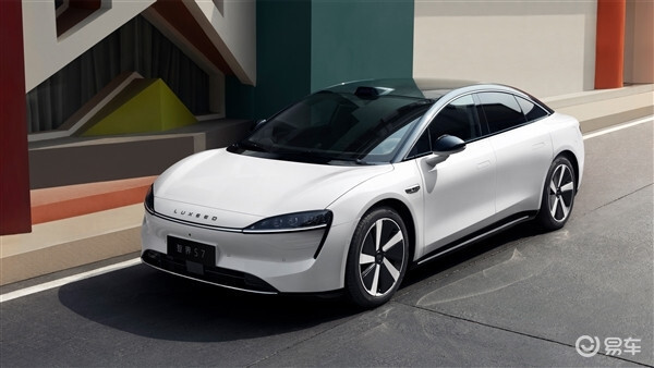 智界S7问界是华为与赛力斯共同打造的智能汽车品牌