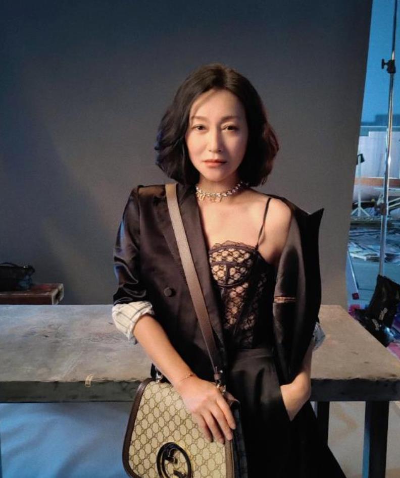 62岁惠英红罕晒性感照！穿蕾丝吊带半露香肩，2万包包随意放地上