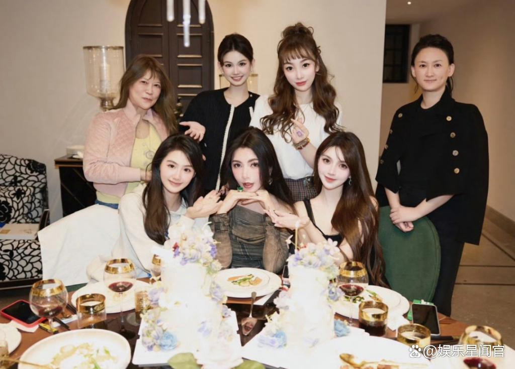 杨颖冬至带娃与友人聚餐,事业停摆不忘做公益,独自带娃有多难?