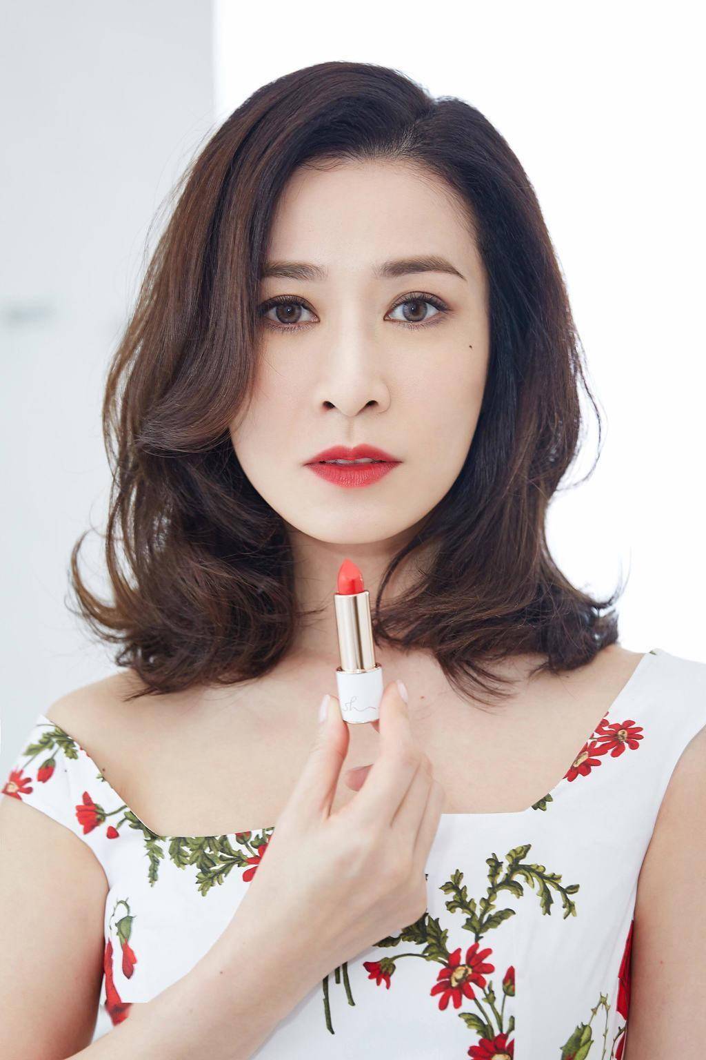 50岁佘诗曼立遗嘱,2亿身家全给家人?