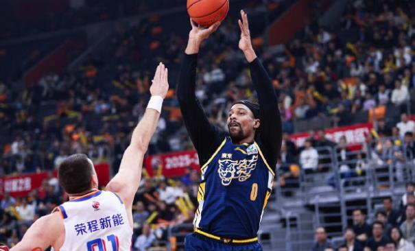 广东队外援难题,内线必须补强,换掉萨林杰或者麦考尔