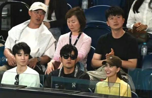 周杰伦陈奕迅王俊凯澳网同框：俩上镜的一个啃汉堡的