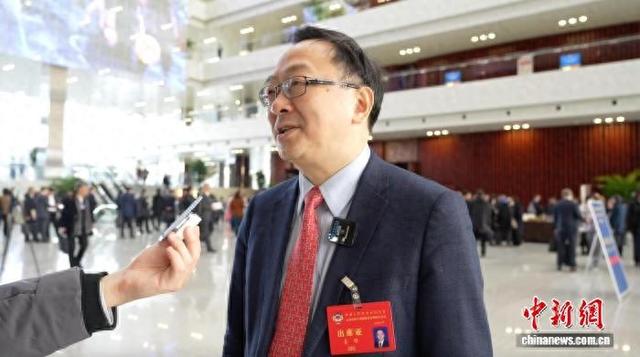 上海市政协委员、万达信息股份有限公司副董事长兼总裁姜锋接受记者采访。杨海燕 摄