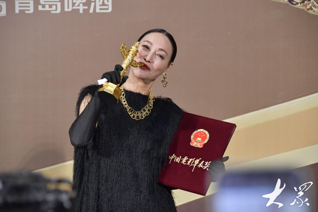 华表奖优秀女演员惠英红：会一直拍下去