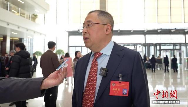 上海市政协委员、上海拙朴投资管理中心创始合伙人邵楠接受记者采访。杨海燕 摄