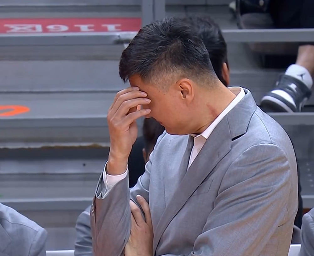 广东两节崩！半场落后上海21分，胡明轩隐形0得分，杜锋掩面无奈