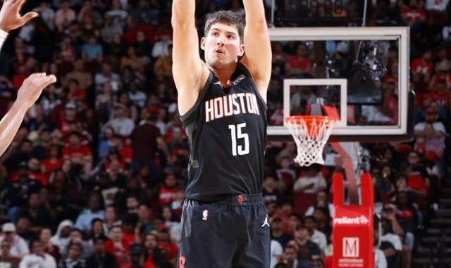 首发出战13中4，谢泼德末节坐冷板凳 火箭队仅1个进攻点 申京39+16