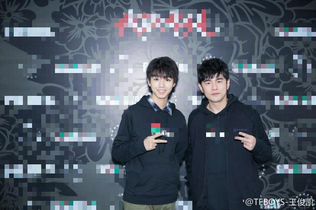追星大赢家！王俊凯与周杰伦穿同款比剪刀手合影
