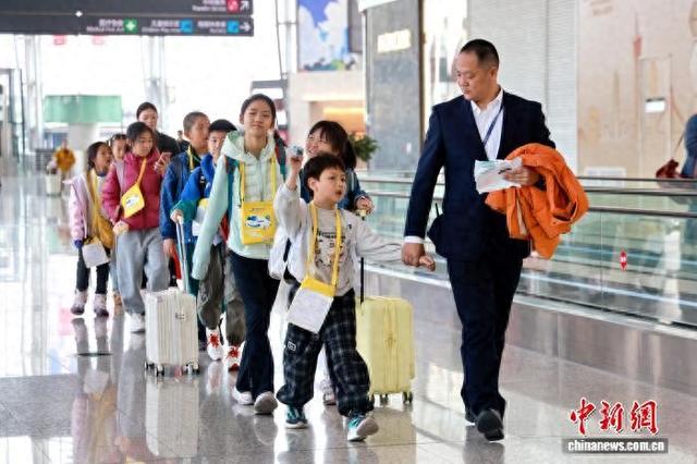 2026年春运启幕，各大航空公司加大服务保障力度。图为南航工作人员引导无人陪伴儿童登机。南方航空 供图