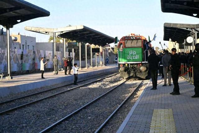 当地时间2月1日，阿尔及利亚西部铁路矿业线项目正式投入运营，满载铁矿的重载列车从廷杜夫驶来。中国铁建供图