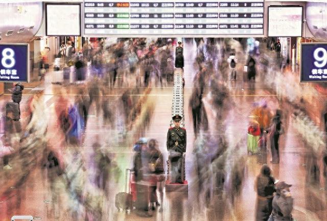 2月2日，春运首日，北京西站，出行的旅客人流如织。 杨登峰 摄