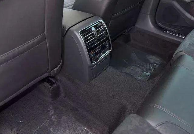 汽车后排地板有凸起,到底有什么用,主要原因是这两点