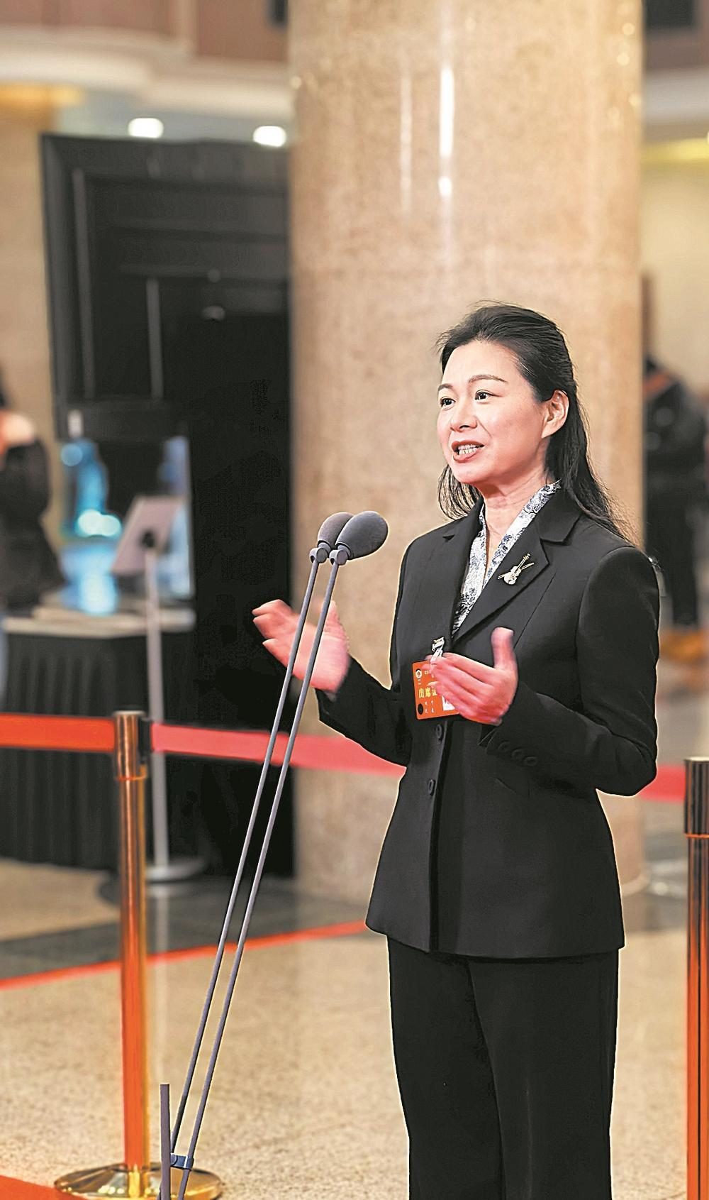 省政协委员刘宁走上委员通道。