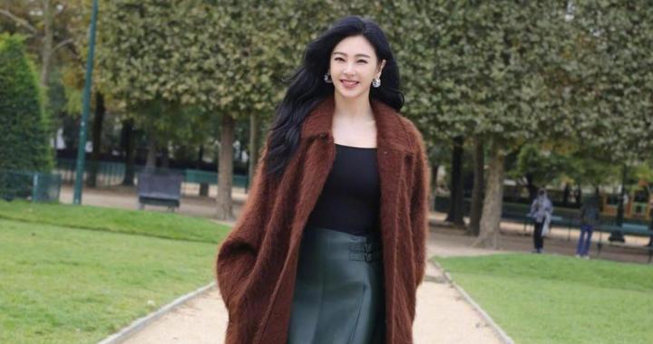 看了张雨绮穿搭，我悟了：大衣不配阔腿裤、牛仔裤，才更洋气减龄