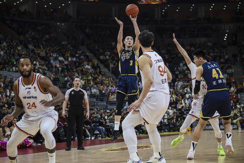 中国男篮公布新一期集训名单，赵睿领衔，贺希宁、庞峥麟入选