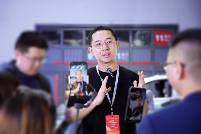 印奇在上海车展现场接受媒体访谈，图源：千里科技