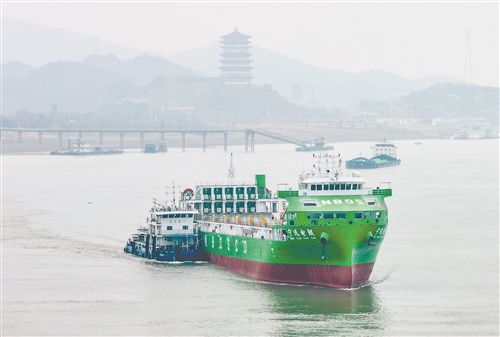 江西造“宁远电鲲”在湖口启航海试