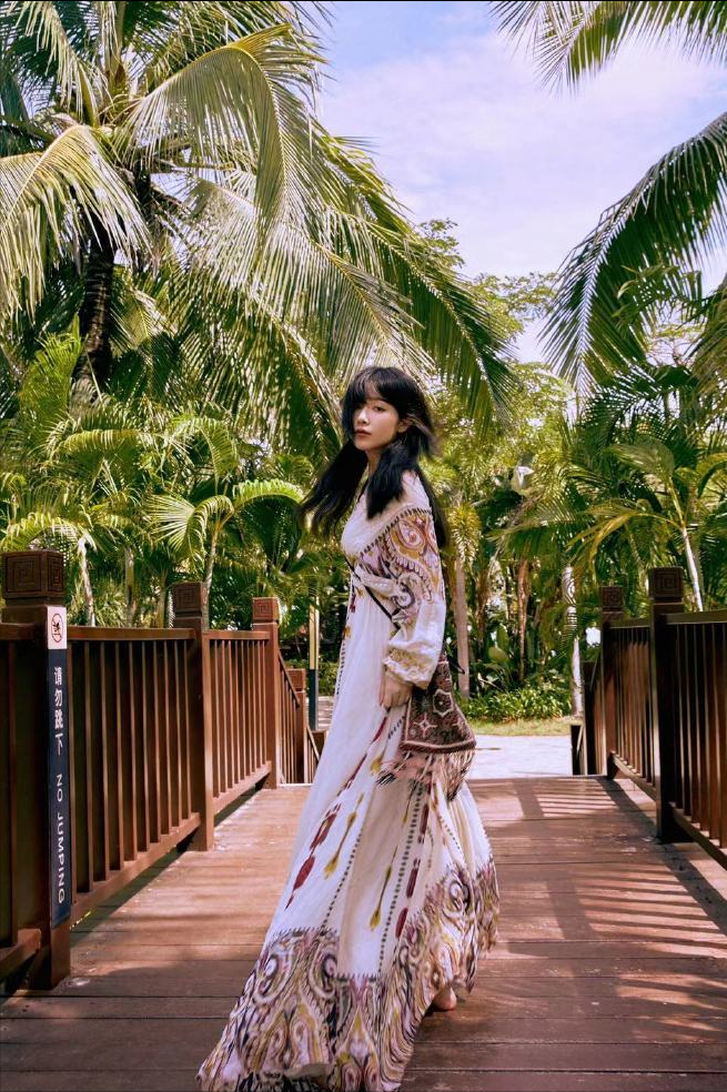 阚清子晒海边九宫格美图 一袭波西米亚风长裙效果温柔优雅｜名门泽佳
