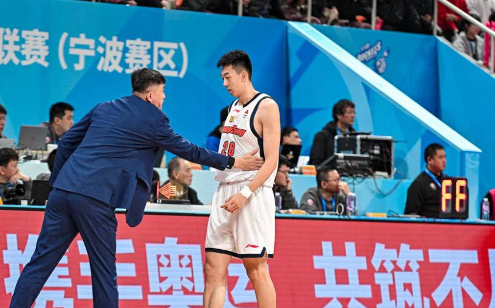 3分球失灵!法尔一人摧毁广东内线,双塔五犯打乱杜锋轮换策略