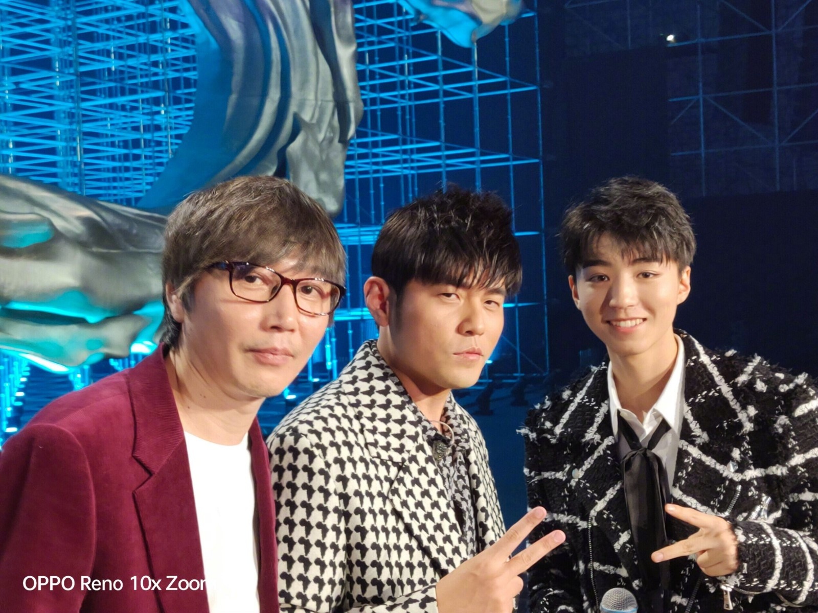 周杰伦王俊凯合影同款比耶 粉丝齐喊爱豆来收图_互动