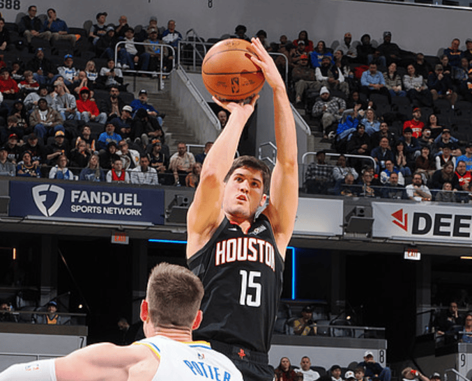 谢泼德全场13中4，三分7中1得到11分2篮板5助攻2抢断1盖帽